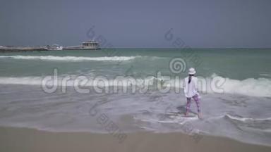 少女<strong>带</strong>着<strong>爸爸</strong>走进波斯湾的大海，在迪拜海滩上的股票录像